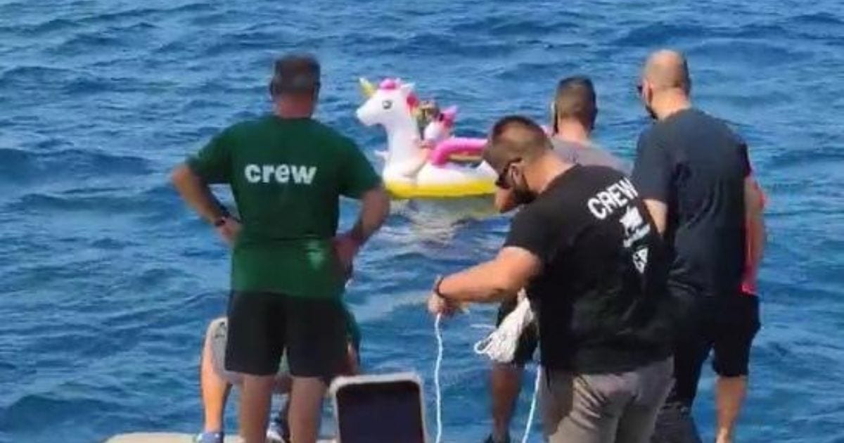 Menina de 4 anos é resgatada em alto mar na Grécia