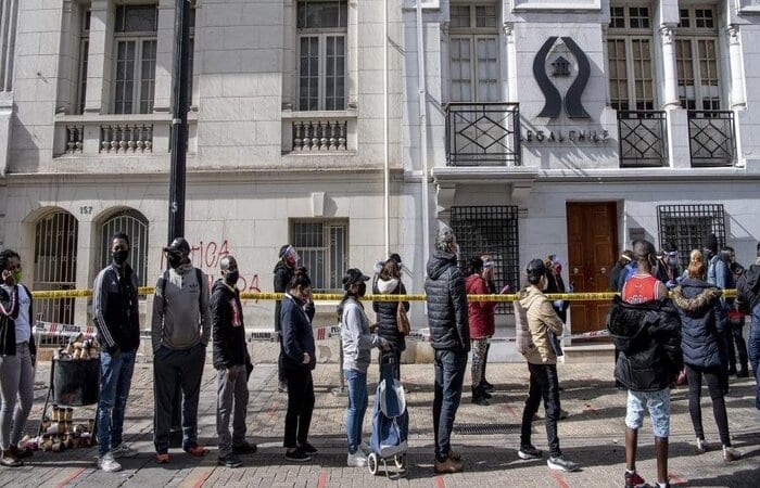 Chile fecha shopping popular após reabertura causar aglomeração