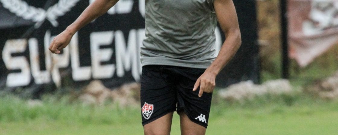 Com récem-contratado, Vitória divulga relacionados para duelo contra o Ceará