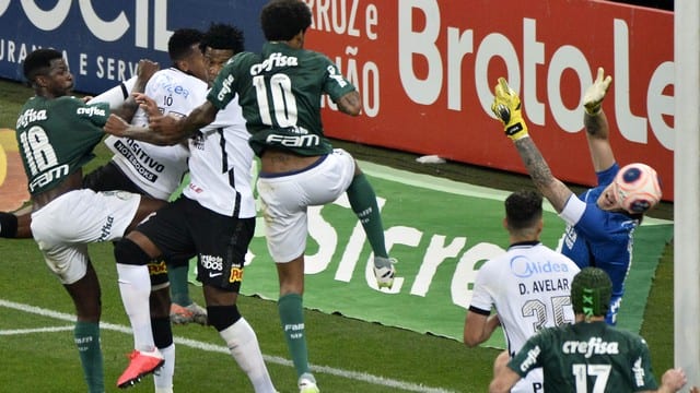 Corinthians e Palmeiras empatam no jogo de ida da final do Paulista