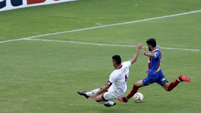 Em jogo de quatro gols, Bahia garante vaga na final do Baiano