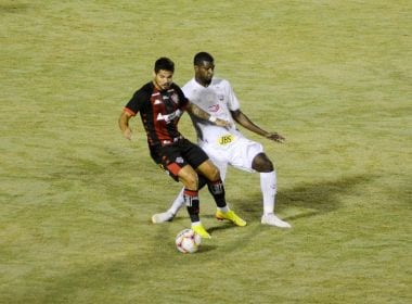 Em jogo morno e com polêmica na arbitragem, Vitória e Náutico empatam no Barradão