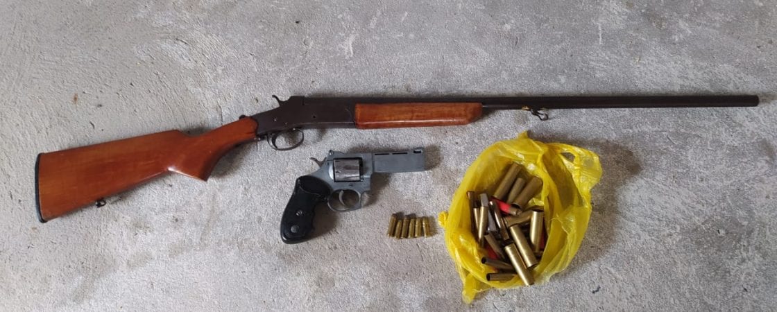 Espingarda, revólver e munições encontrados em imóvel Camaçari