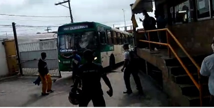 Ex-rodoviário invade garagens em Salvador e destrói coletivos