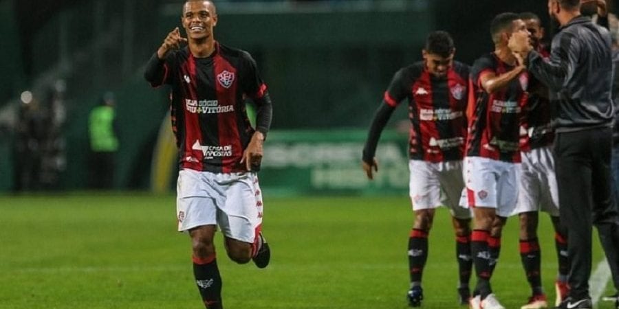 Vitória anuncia retorno de Lucas Cândido