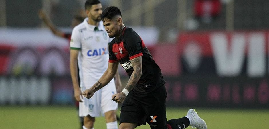 Léo Ceará volta a treinar com o elenco do Vitória e deve jogar na estreia da Série B