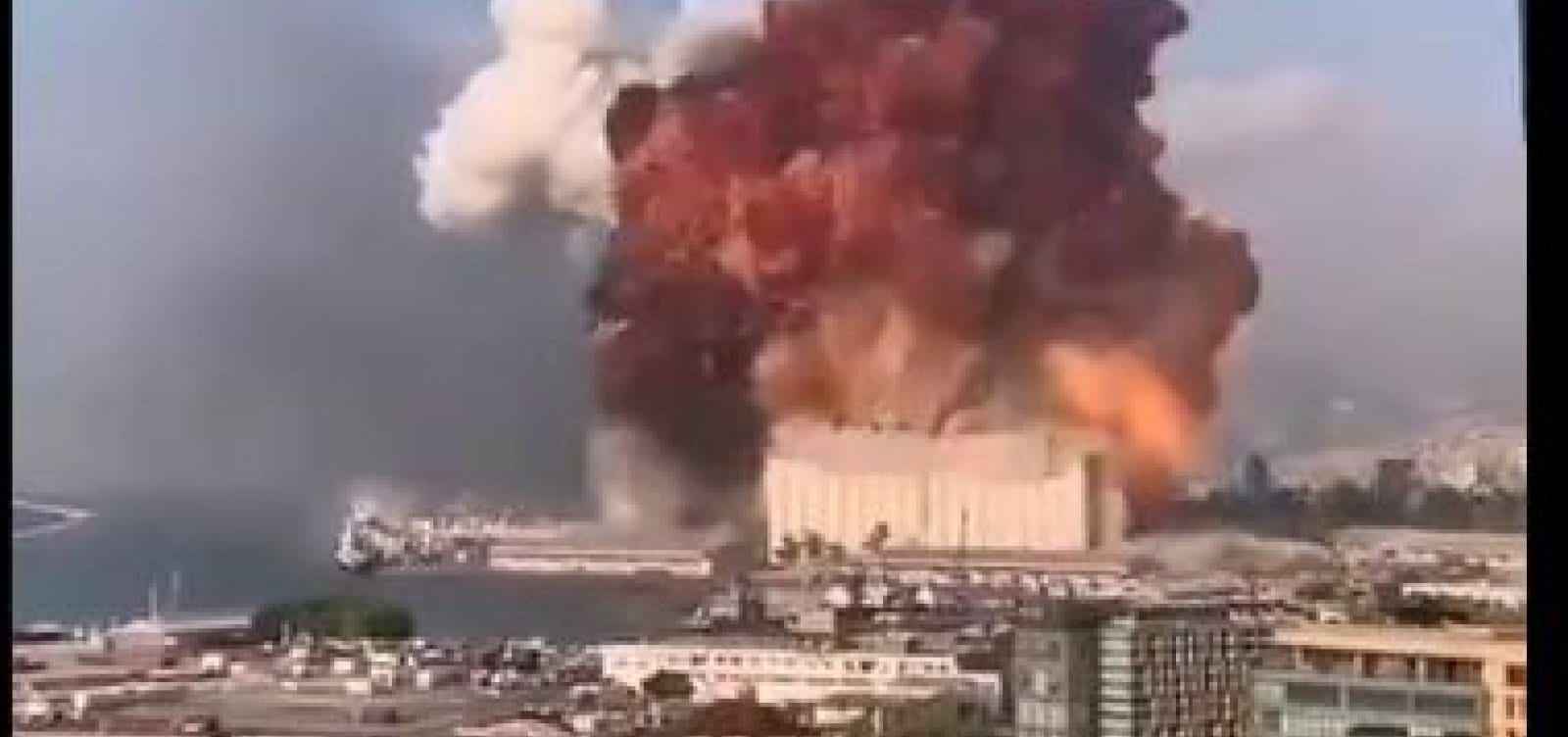 Grande explosão devasta área portuária de Beirute
