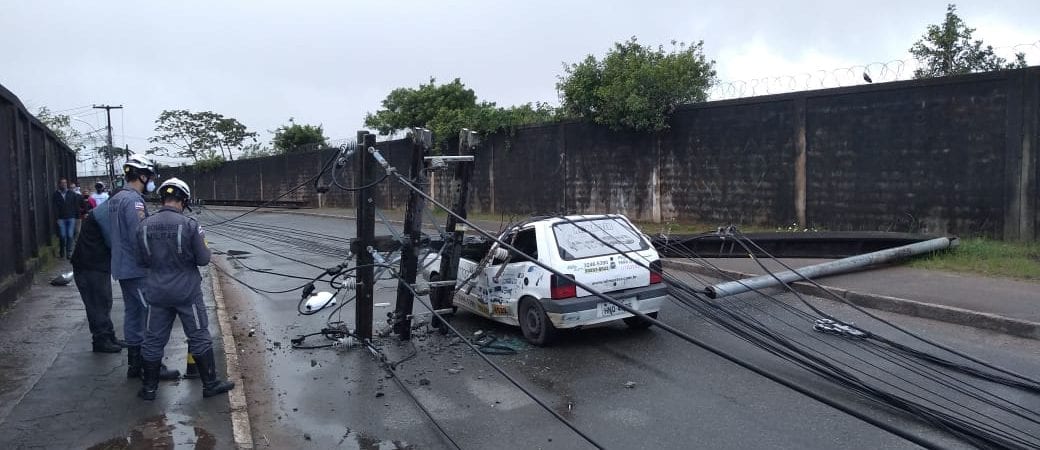 Poste cai em carro e deixa motorista preso em Salvador