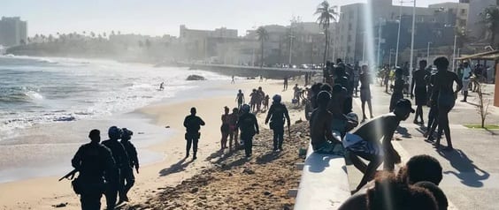 Mais pessoas são retiradas de praia em Salvador, após descumprimento do decreto  que proíbe acesso ao litoral soteropolitano