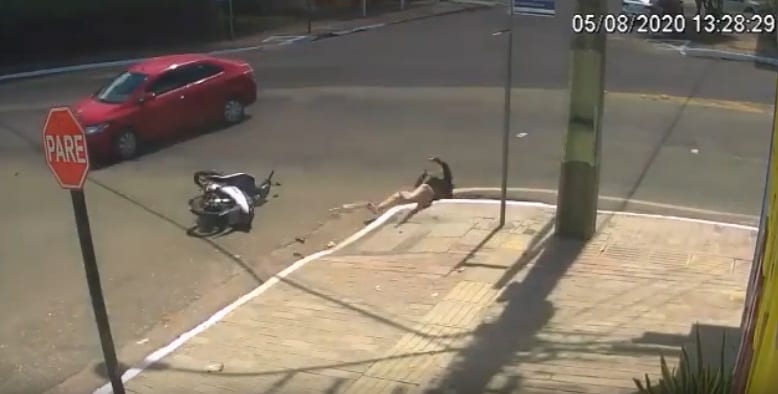 ‘Susto’: motociclista cai em bueiro após ser atingida por carro