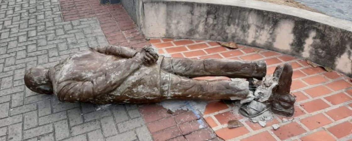 Estátua de Ariano Suassuna é alvo de vandalismo, no Recife