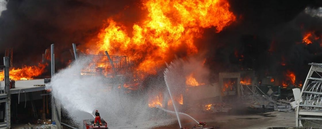 Grande incêndio atinge porto de Beirute, no Líbano
