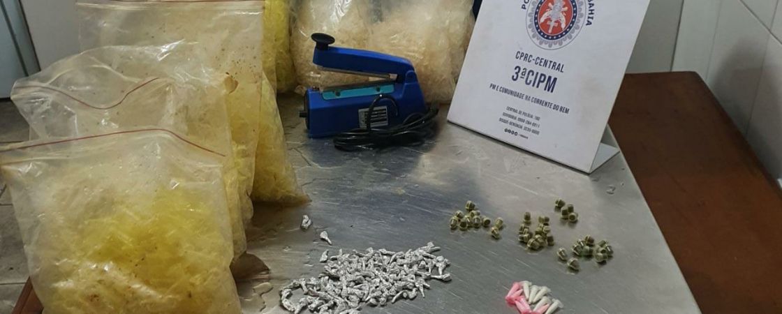Polícia localiza três homens com seis mil pinos de armazenar drogas em Salvador