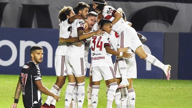 De virada, Flamengo bate o Vasco em São Januário