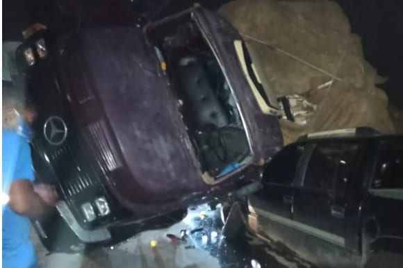Bahia: após batida, caminhão fica em cima de caminhonete; motoristas conseguem sair ilesos