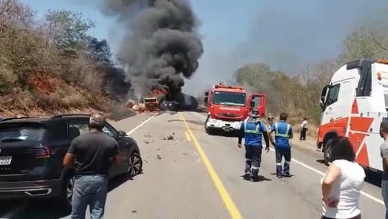Bahia: uma pessoa morreu após acidente que envolveu três carretas e um carro na BR-116