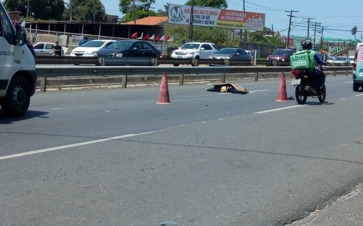 Camaçari: mulher morre após ser atropelada na Estrada do Coco