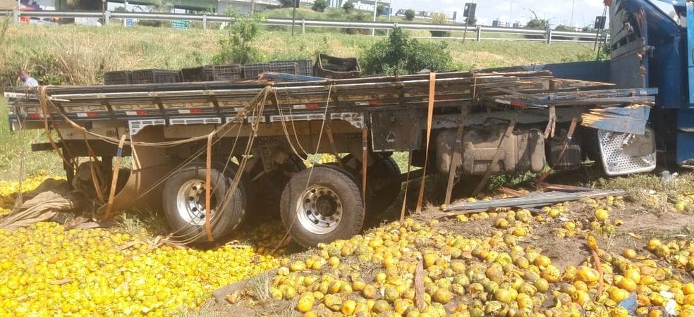 Caminhão com carga de tangerina tomba em Feira de Santana e é saqueado