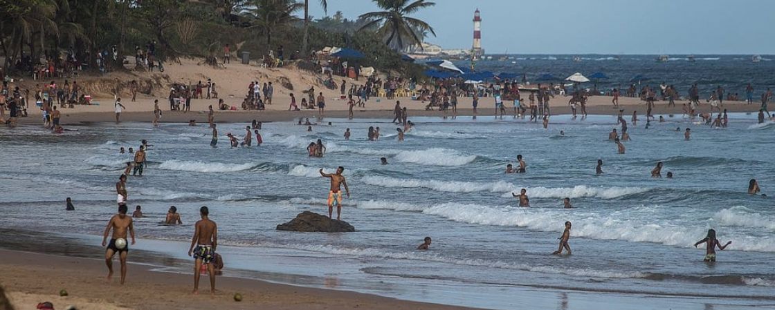 Praia de Piatã é liberada em Salvador