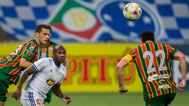 Sampaio Corrêa vence o Cruzeiro e afunda a Raposa no Z-4 da Série B