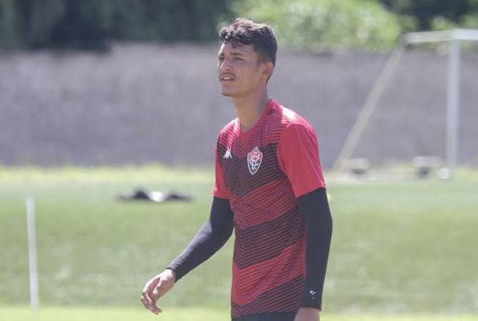 Até 2024: Vitória renova contrato com zagueiro