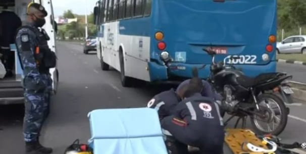 Duas pessoas ficam feridas após batida entre moto e ônibus na Av. Paralela, em Salvador