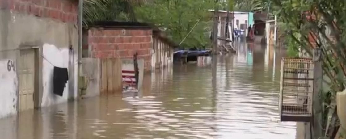 Chuvas na Bahia: pontes ficam submersas e famílias desalojadas