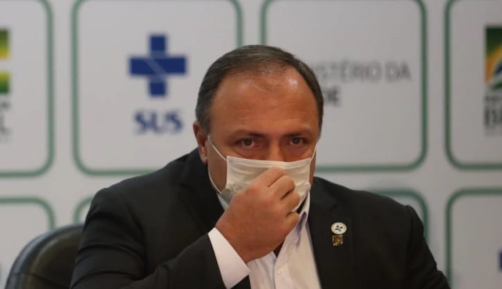 No Brasil, ministro da Saúde frisa que serão, no máximo, três opções de vacina contra a Covid