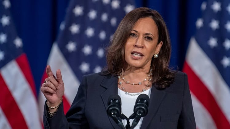 ‘Embora eu seja a primeira mulher neste posto, não serei a última’, diz Kamala Harris em 1º discurso como vice-presidente eleita dos EUA