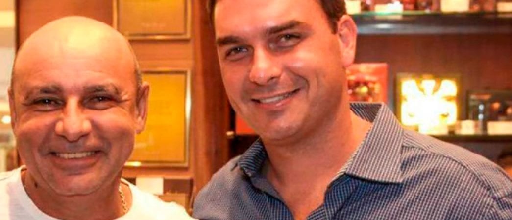 Ex-assessora de Flávio Bolsonaro afirma que participou de esquema de “rachadinha” e entregou dinheiro para Queiroz