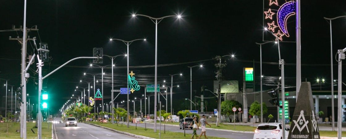Iluminação de natal é instalada em Camaçari