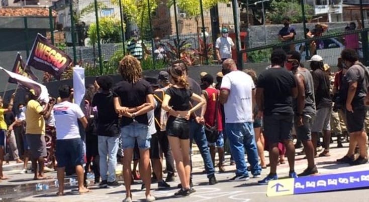 Grupo protesta em frente a supermercado de Salvador por morte de João Alberto no RS