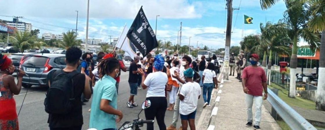 Grupo faz manifestação em frente a supermercado de Lauro de Freitas após morte de homem negro em Porto Alegre