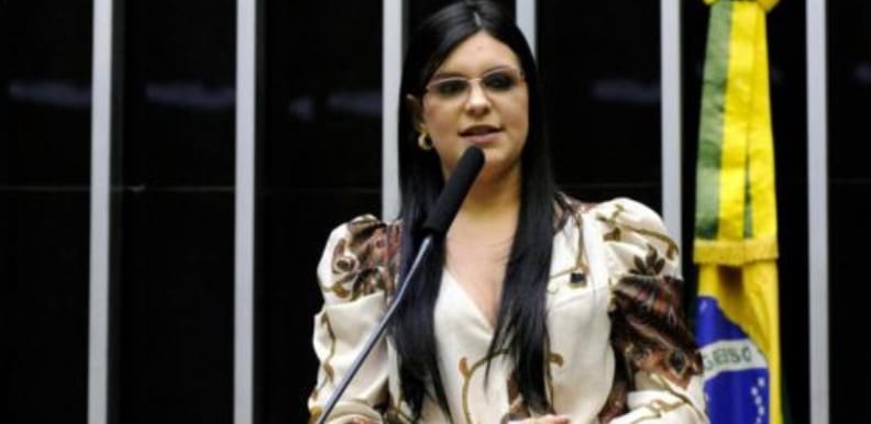 Deputada Dayane Pimentel diz que governo Bolsonaro barganha para evitar impeachment