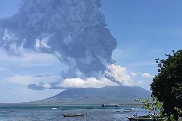 Erupção de vulcão obriga retirada de 4.400 habitantes na Indonésia