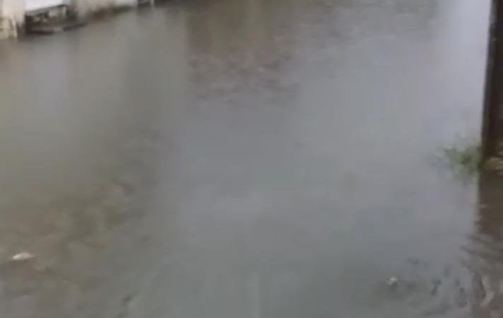 Chuva forte deixa ruas alagadas em Lauro de Freitas: veja vídeo
