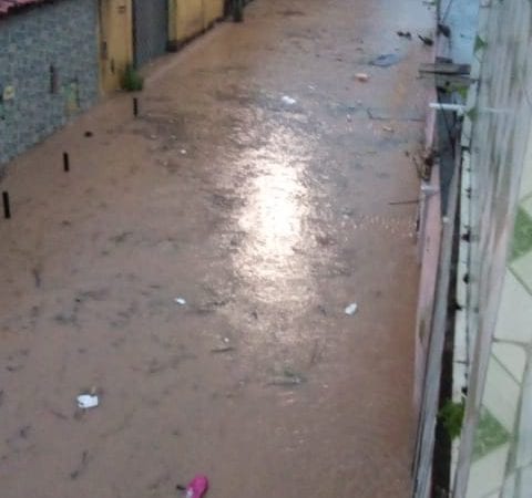 Camaçari: ruas do Jardim Brasília ficam debaixo d’água após fortes chuvas; veja vídeos