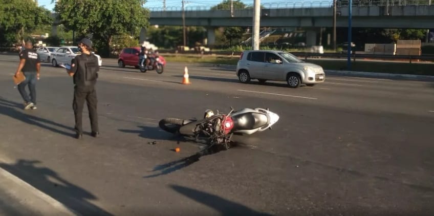 Motociclista morre após bater veículo em poste na Avenida ACM, sentido Paralela, em Salvador