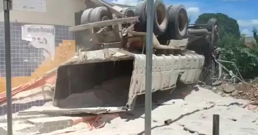 Na Bahia, agência dos Correios  é invadida por caminhão desgovernado; motorista ficou ferido