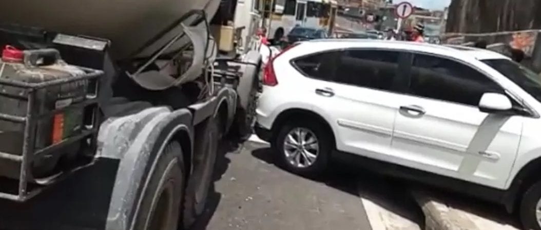 Acidente envolvendo pelo menos sete carros e uma betoneira deixa ferido e trânsito lento na capital baiana