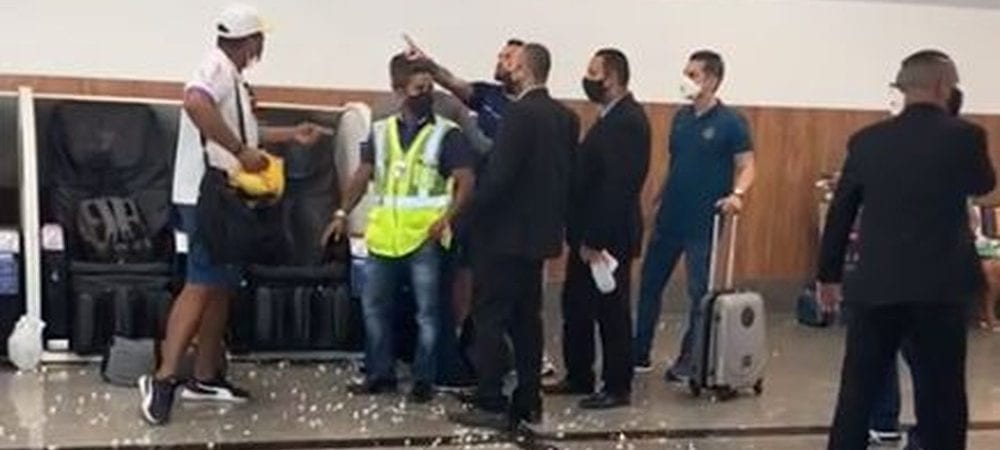Vídeo: atacante do Bahia e torcedor discutem no aeroporto de Salvador