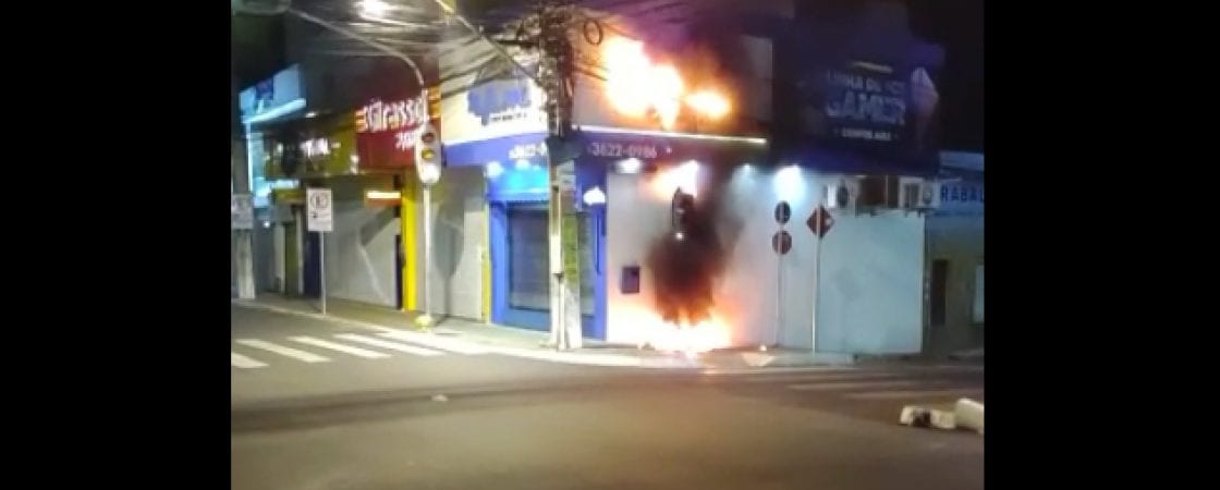 Vídeo: estabelecimento pega fogo na Rua Duque de Caxias, em Camaçari