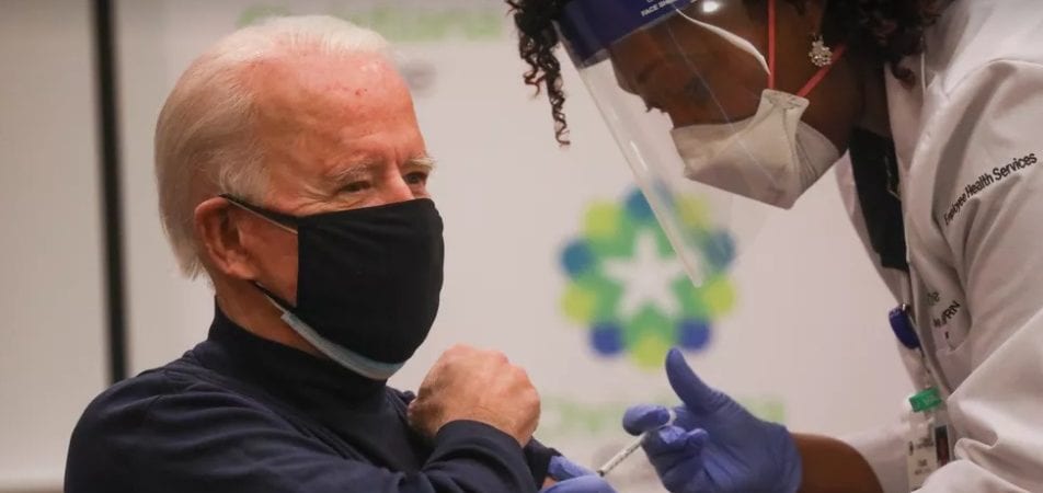 Presidente eleitos dos EUA, Joe Biden, recebe 1ª dose de vacina contra a Covid-19