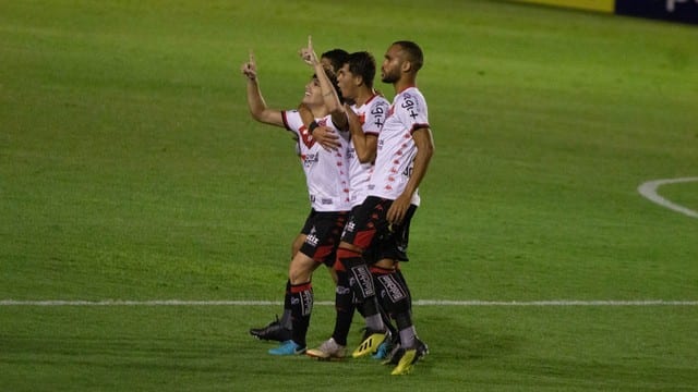 Com goleada em cima do Paraná, Vitória vence a primeira fora de casa