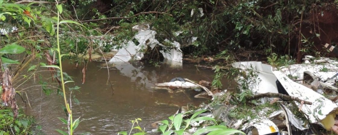 Avião cai dentro de rio e deixa mortos no Paraná