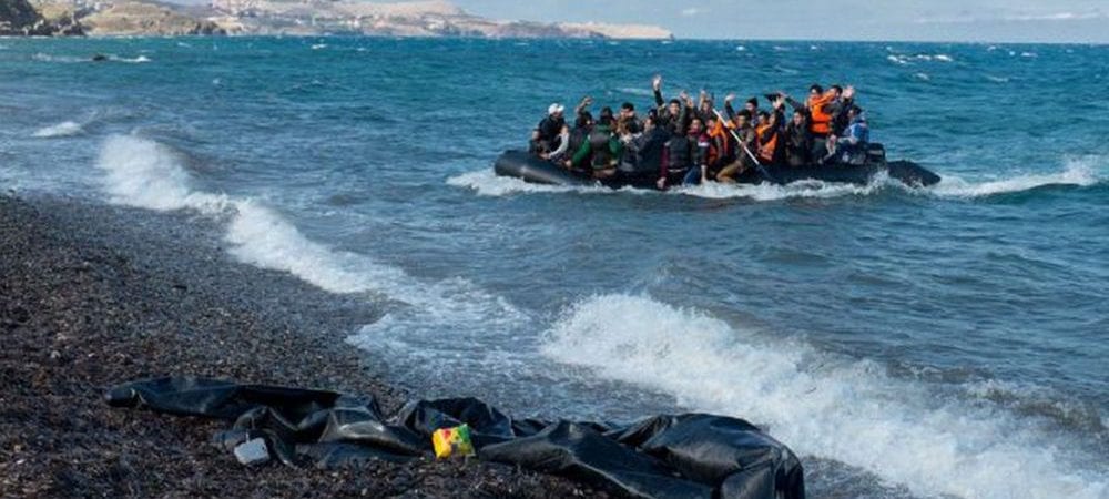 Barco com imigrantes africanos afunda na costa da Tunísia