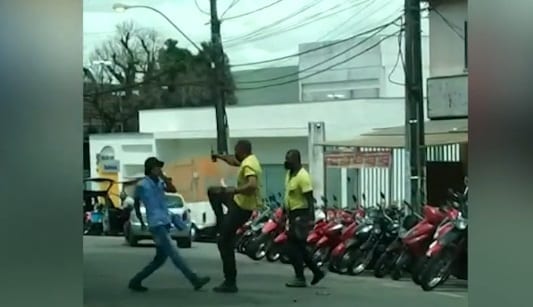 Vídeo: agentes de trânsito brigam com motoboy em Feira de Santana