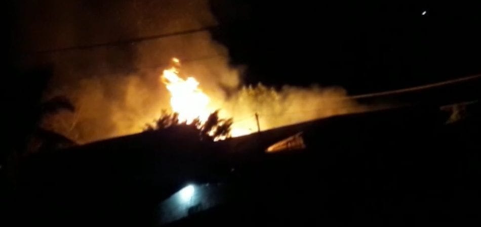Vídeo: fábrica de pallets pega fogo nas margens da BA-093, em Simões Filho