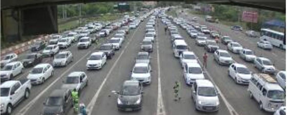 Motoristas enfrentam lentidão na Estrada do Coco na saída para o Ano Novo
