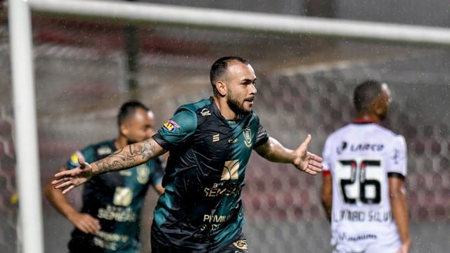 Vitória toma quatro do América-MG e fantasma da Série C segue assustando